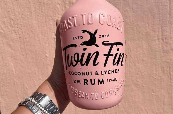 TWIN FIN COCONUT AND LYCHEE RUM 0,7L EGZOTYCZNE POŁĄCZENIE KOKOSA, LICZI I KARAIBSKIEGO KLIMATU